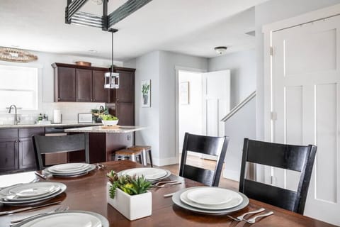 Dining area with a beautiful setup for family meals or entertaining! 🍽️💡