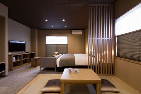 Queen Room with Tatami B | Down comforters, desk, free WiFi, bed sheets