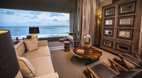Suite (Master) | Premium bedding, minibar, in-room safe, individually decorated
