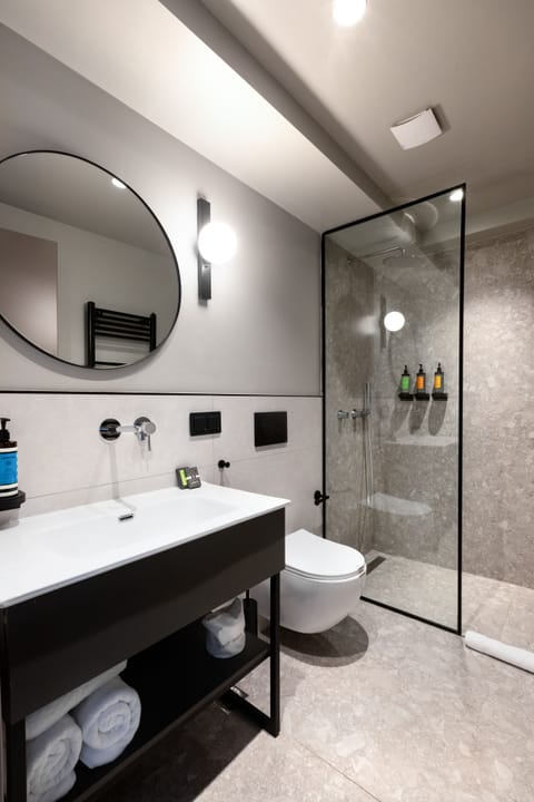 Loft | Bathroom | Shower, rainfall showerhead, free toiletries, hair dryer