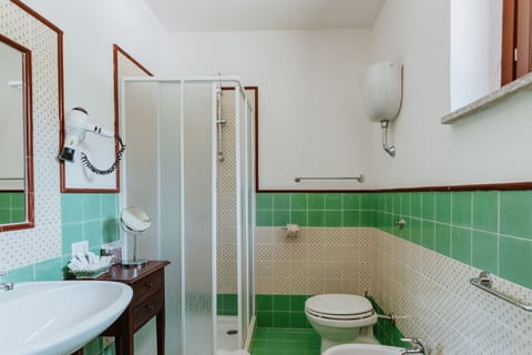 Classic Room, Balcony, Park View | Bathroom | Shower, hair dryer, bidet, towels