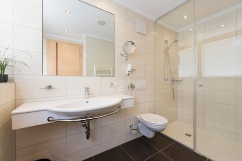 Standard Triple Room | Bathroom | Towels