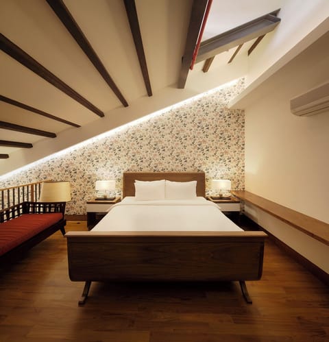 The Sultan Loft | Minibar, in-room safe, desk, blackout drapes
