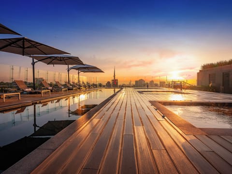 Outdoor pool, pool umbrellas, sun loungers