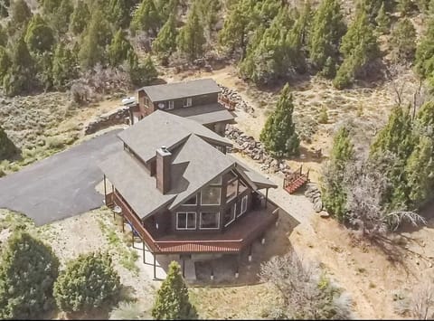 Luxury Cabin located in Elk Ridge, on private 5 acres. 