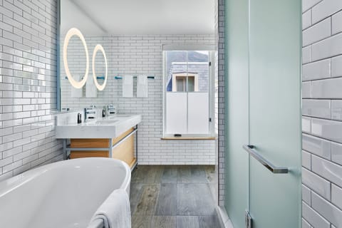 Room, 3 Bedrooms, Balcony | Bathroom | Separate tub and shower, designer toiletries, hair dryer, bathrobes