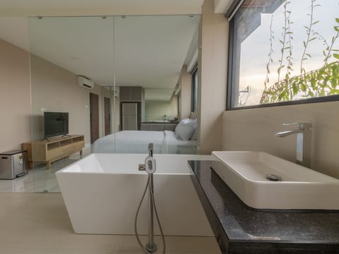 Elite Studio Suite | Desk, laptop workspace, free WiFi