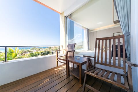 Quadruple Room with Ocean View | Minibar, desk, blackout drapes, free WiFi