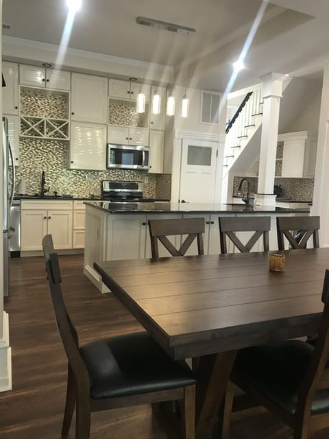 Kitchen & Dining