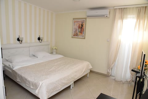 Single Room | Hypo-allergenic bedding, minibar, in-room safe, desk