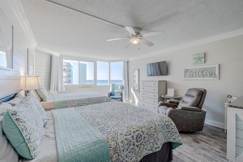 Two queen beds + two recliners, ceiling fan