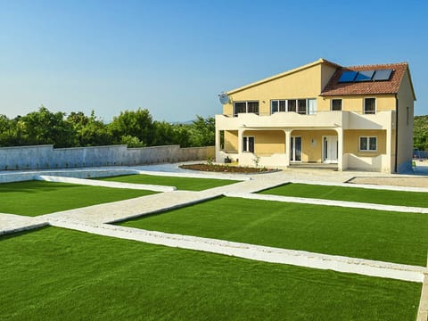 Grass, Lawn, Property, Artificial Turf, Residential Area, House, Estate, Architecture, Land Lot, Building