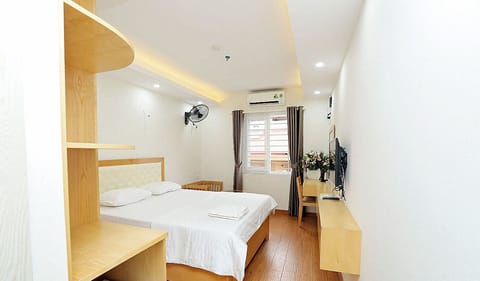 Deluxe Double Room Single Use | Minibar, desk, laptop workspace, blackout drapes