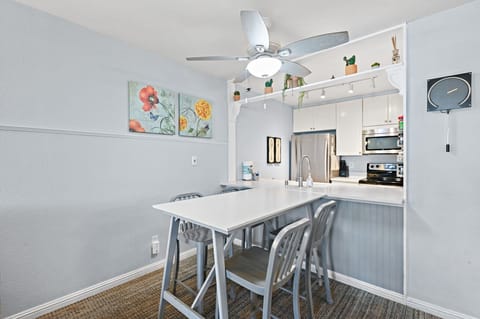 Dining table ideal for enjoying family dinners or playing games with all your guests.