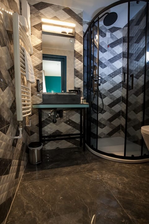 Standard Double Room | Bathroom | Free toiletries, towels