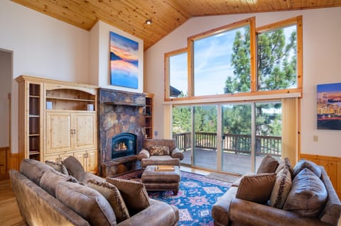 House, 4 Bedrooms | Living area | Smart TV