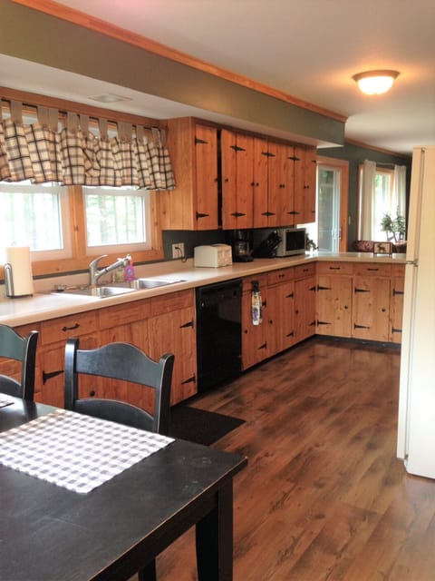 Standard Cottage, 5 Bedrooms (Lone Pine) | Private kitchen | Full-size fridge, microwave, oven, stovetop