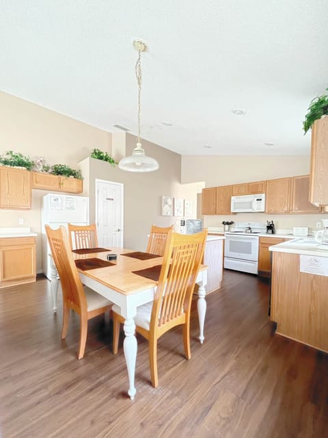 KITCHEN / DINNING (4)