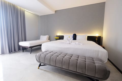 Deluxe Triple Room | Desk, free WiFi, bed sheets
