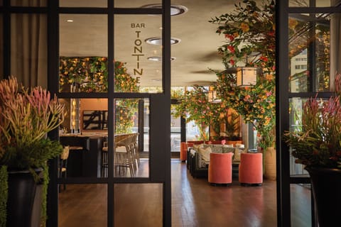 Lobby lounge