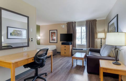 Deluxe Studio, 1 Queen Bed with Sofa bed, Non Smoking | Desk, free WiFi, bed sheets