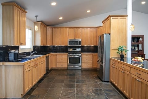 Huge Kitchen w Breakfast Counter