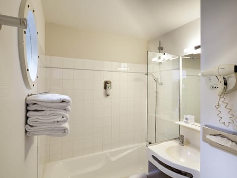 Standard Room, 2 Twin Beds | Premium bedding, blackout drapes, iron/ironing board