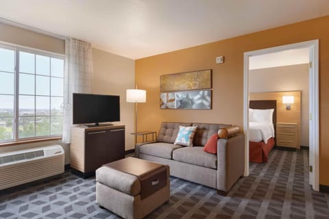 Suite, 1 Queen Bed, Refrigerator & Microwave | Desk, laptop workspace, iron/ironing board, WiFi (free)