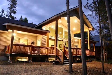 Night time at Moose Tracks Inn.