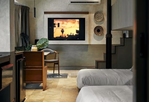 Family Suite | In-room safe, individually decorated, individually furnished, desk
