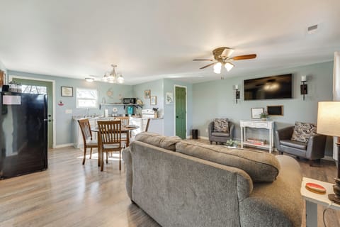 Interior | Smart TV | Full Kitchen