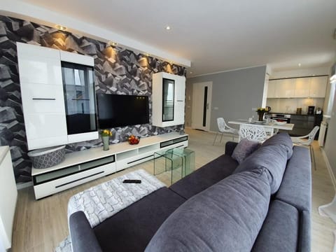 Apartment | Living room | Flat-screen TV