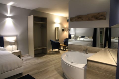 Suite (Elegance 22) | Down comforters, individually decorated, individually furnished, desk