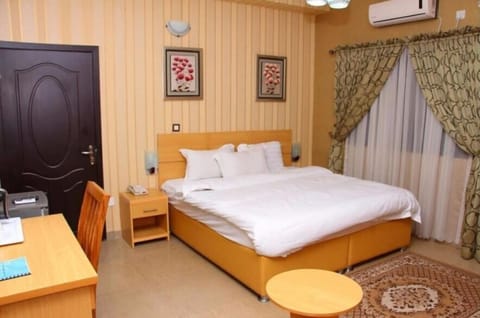 Royal Room | Desk, iron/ironing board (on request), WiFi (free), bed sheets