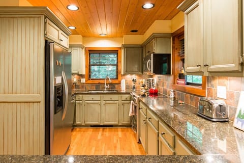 Gourmet Kitchen with Staples, and coffee/tea to get you started