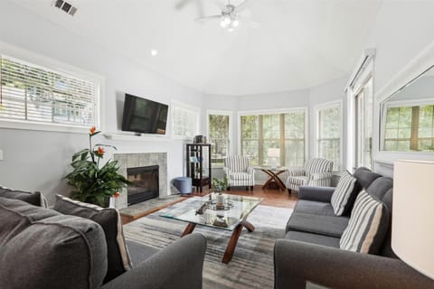 39 Shell Ring in Sea Pines Plantation Family Room with Mounted Flat Screen TV