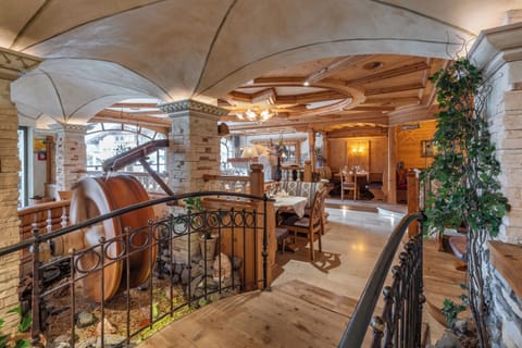 Breakfast, lunch, dinner served; international cuisine 