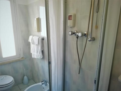 Shower, free toiletries, hair dryer, bidet