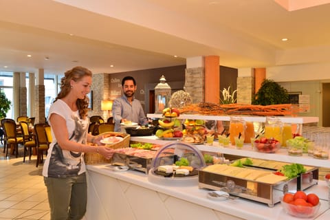 Free daily buffet breakfast