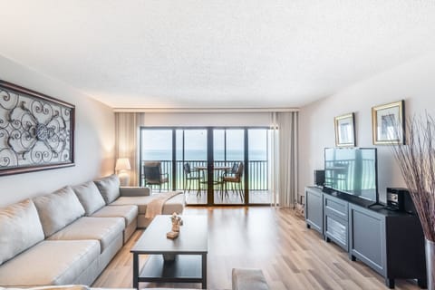Condo, 2 Bedrooms | Living room