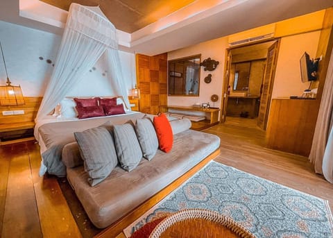 Superior Beachfront Room | Desk, laptop workspace, soundproofing, free WiFi