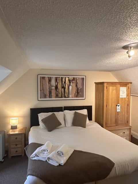 Suite, Ensuite (2 Ad and 2Ch (under 12))