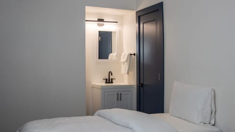 Room 5 | Premium bedding, pillowtop beds, free WiFi, bed sheets