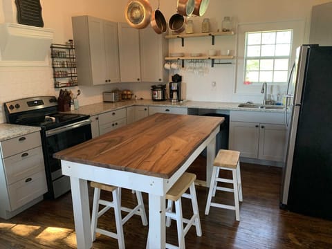 Old country charm and modern convenience come together in the fully-appointed kitchen here.