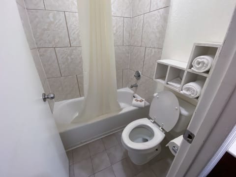 Basic Single Room, 1 Large Twin Bed | Bathroom | Bathtub, free toiletries, hair dryer, towels