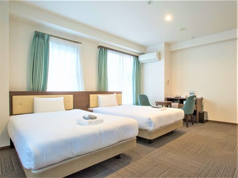 Twin room, size 16㎡~19㎡, bed width 110㎝, Simmons bed in all rooms ♪ All rooms are equipped with washlet ♪