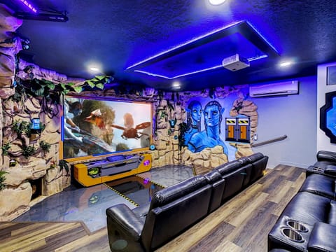 Welcome To Castle Getaways-Alnwick!  Avatar Movie Theater-120" Screen-Surround Sound