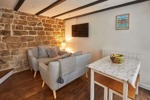 Dolphin Cottage 1736, Whitby - Host & Stay