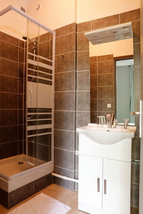 Premium bedding, desk, blackout drapes, soundproofing