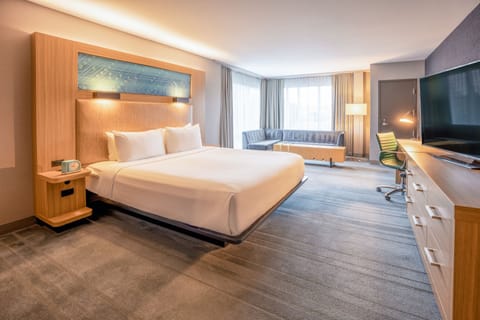 Premium bedding, in-room safe, desk, iron/ironing board